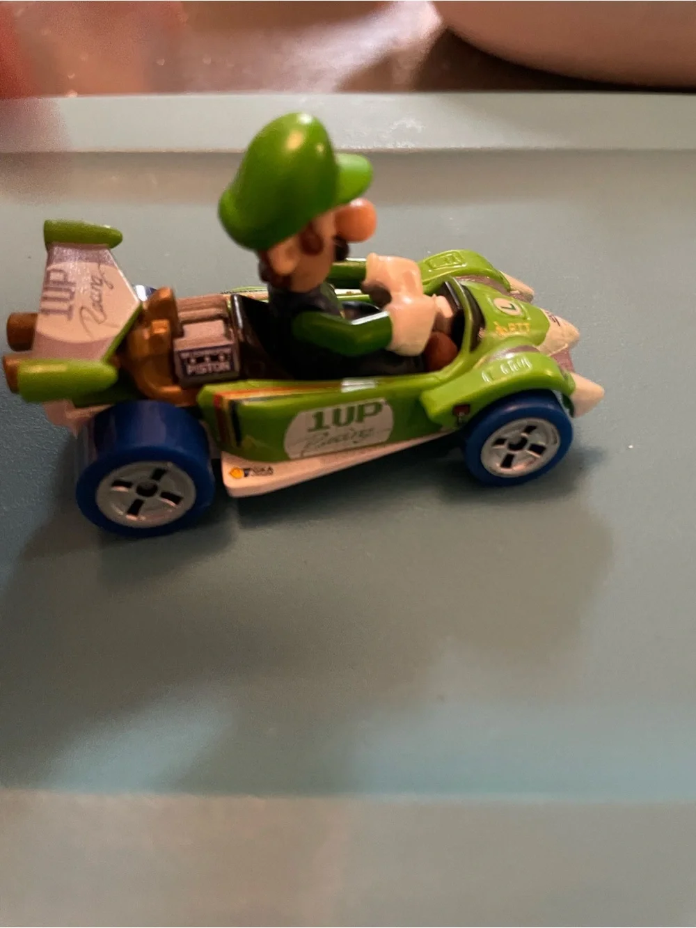 Hot Wheels Mario Kart Luigi Circuit Special Kart toy car